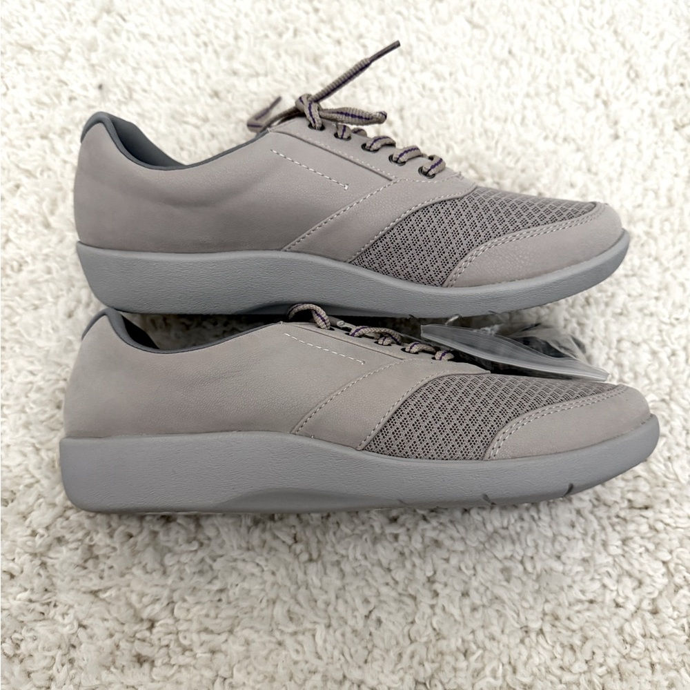 NWT Clarks Cloudsteppers - Picture 2 of 3